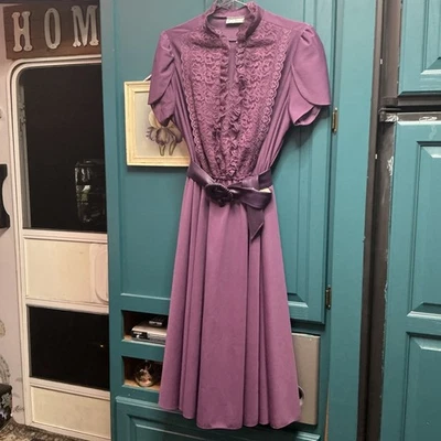 Años 70 Talla Vestido 10 Jane Baar Mangas Pétalos Encaje Cuello Alto Cerradura Púrpura A20 Foto 1 de 4