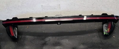 2022 - 2024 HYUNDAI TUCSON REAR CENTER LED TAIL LIGHT W/O Camera OEM CRACKED  - Image 1 of 4