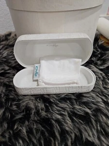 Oakley Large White Clam Sunglasses Case + Scratch/Dust Bag - Picture 1 of 2