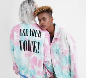 Chaqueta LEVIS Use Your Voice LGBTQ Rainbow Pride Denim Tie Dye Para Hombres Talla XL NUEVA - Imagen 1 de 1