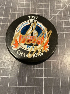1991 STANLEY CUP MARIO LEMIEUX PITTSBURGH PENGUINS SIGNED HOCKEY PUCK JSA #2 - Image 1 of 2