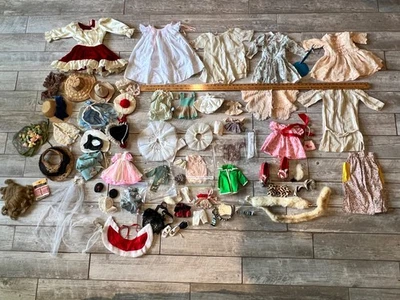 Lote Antiguo Ropa Bebé Y Muñeca Ropa, Sombreros, Zapatos, Accesorios De Colección Foto 1 de 4