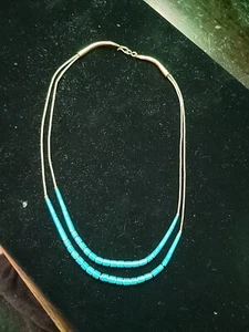 Delicado collar vintage de dos hilos relleno de turquesa y oro marcado G/F - Imagen 1 de 12
