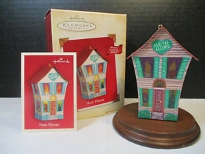 Hallmark Keepsake Ornament Nuevo Hogar 2004 Iluminación de Casa de Hojalata con Caja - Imagen 1 de 10