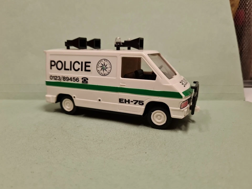 MONTI SYSTEM RENAULT TRAFIC POLICIE REPUBBLICA CECA SCALA 1/32  - Immagine 1 di 4