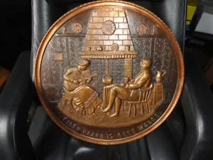 Placa de pared de cobre en relieve rara decoración del hogar “Tu propia casa vale oro” - Imagen 1 de 10