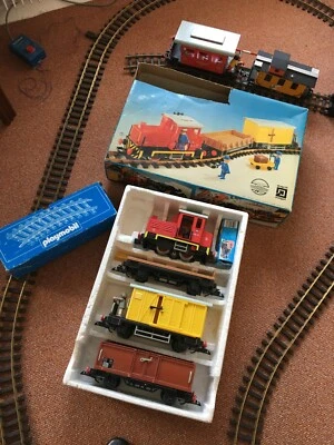 IMPORTANT CIRCUIT DE TRAIN ELECTRIQUE PLAYMOBIL VINTAGE  1985 MADE IN GERMANY - Photo 1/4