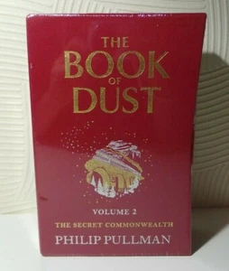 PHILIP PULLMAN THE BOOK OF DUST VOLUME 2 THE SECRET COMMONWEALTH SIGNED SLIPCASE - Picture 1 of 4