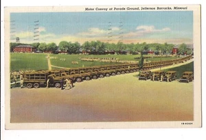 MOTORKONVOI Parade JEFFERSON BARACKEN Arm Lemay Missouri MO Postkarte Leinen 1942 - Bild 1 von 2