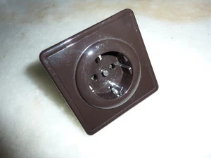 GIRA S-Color Braun 1 Stück Einzel-Steckdose mit Vollplatte in Braun - Bild 1 von 4