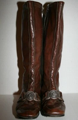 Botas con Hebilla Insignia Militar Francesa Regimiento 10 De Cuirassiers Mujer De Colección Años 60  Foto 1 de 4