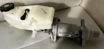 2011-2016 Cadillac ELR Brake Master Cylinder W Reservoir New OEM 25980234 - Image 1 of 4