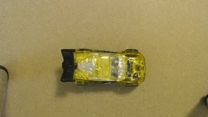 2004 HOT WHEELS SYNKRO #46 YELLOW 1:64 DIECAST 2 3/4" CAR WITH BLUE BOTTOM - Bild 1 von 4