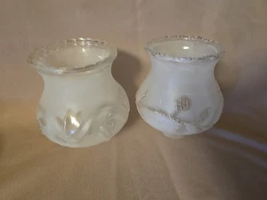 2 Glas Leuchtkugel Schirm mattiert erhaben Traubenmuster 1 5/8" Monteur Vintage - Bild 1 von 5