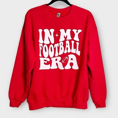 IN MY FOOTBALL ERA Sudadera Roja Cuello Redondo Talla Grande Taylor Swift KC Chiefs Foto 1 de 4