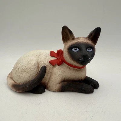 Vintage Schmid Gordon Fraser 1984 Taiwan Siamese Kitty Cat Figurine w/Red Bow - Image 1 of 4