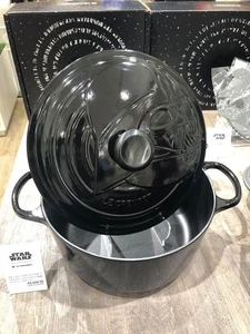 Le Creuset Star Wars Darth Vader Cocotte Ronde 26 cm nero lucido 2019 NUOVO F/S - Foto 1 di 7