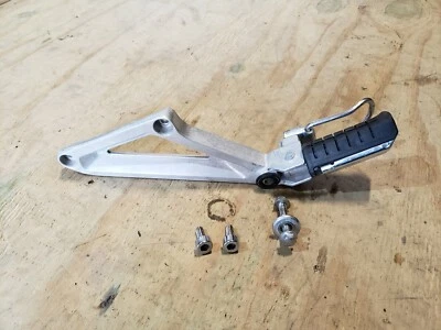 Honda Sabre VF700S VF700 1984 original pasajero izquierdo estriba trasera reposapiés Foto 1 de 4