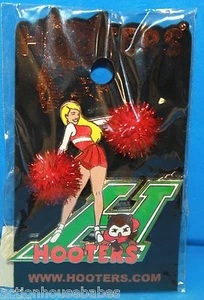 HOOTERS RED POM POM SEXY RAGAZZA CHEERLEADER HOOTIE H CALCIO CAMPO BAVERO SPILLA - Foto 1 di 1