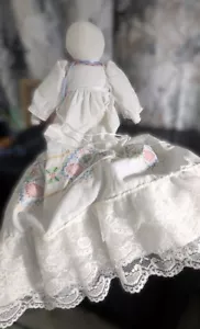 Muñeca de arte popular hecha a mano, de colección, sin cara, vestido de encaje bordado muselina de Thomaston - Imagen 1 de 9