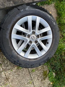 Volvo XC 70 Alufelgen mit Winterräder 215/65 16 98H, ein Reifen defekt - Bild 1 von 6