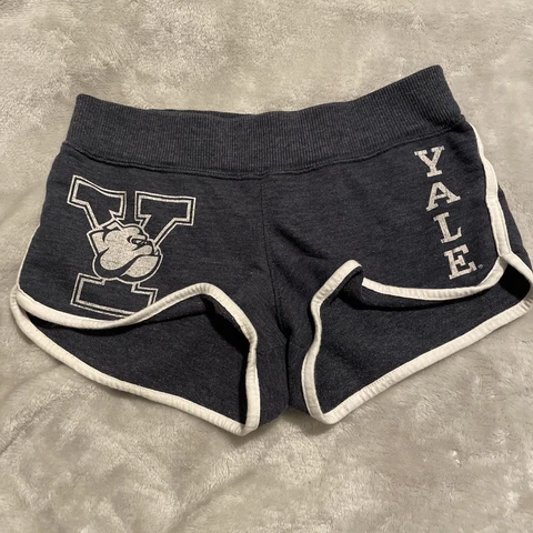 Ladies Yale Bulldogs Yoga Shorts Size XS Navy Dolphin Shorts Stretch NWT Cover