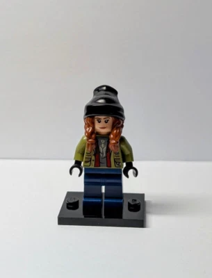 Lego Minifig MAISIE LOCKWOOD JW078 Green Jacket Black Beanie Jurassic World RARE - Image 1 of 4