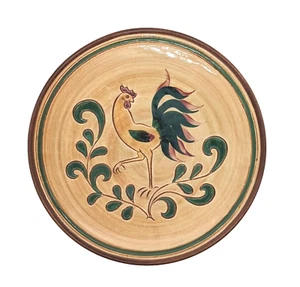 Plato de cerámica Pennsbury 10” gallo rojo arte popular plumas multicolores hojas - Imagen 1 de 7