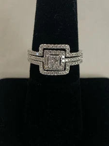 10K WEISSGOLD PRINZESSSCHLIFF HALO DIAMANT RING SET 4,2 G GRÖSSE 6,5 (TDW036443) - Bild 1 von 4