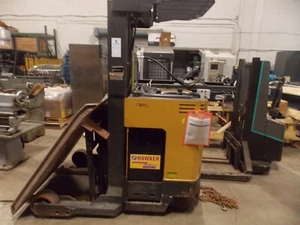 Caterpillar NRR35 Narrow Aisle Electric Forklift with Charger - Bild 1 von 10