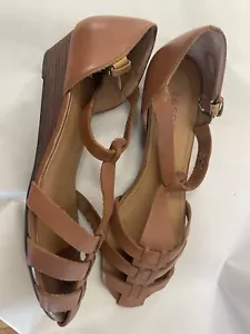 Tesori Size 9.5 Tan Leather Soft Low Wedge Fisherman Sandals EUC Strappy Brown - Picture 1 of 9