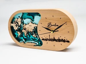 Stilvolle Tischuhr aus edlem Holz mit Motiv 3D Weltkarte - Berlin - Bild 1 von 5