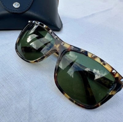 Auténticas gafas de sol valentino con lente verde y tachuelas Foto 1 de 4