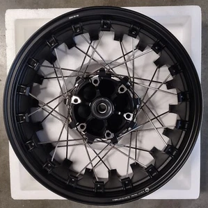 Rueda trasera de motocicleta con radios tubeless personalizada 17X4,5 - 6 en 109 mm - Imagen 1 de 5