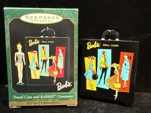 NUOVO Hallmark Keepsake 1999 "TRAVEL CASE e BARBIE" ORNAMENTO Mini - Spedizione gratuita - Foto 1 di 5
