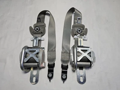 2011 - 2014 Dodge Durango Drivers & Passengers Front Seat Belts (OEM) Gray - Imagem 1 de 4