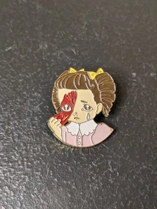 Melanie Martinez Crybaby Peeling Face (Mad Hatter) Sammlerstück Emaille Pin RAR - Bild 1 von 2