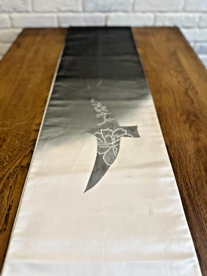Corredor de mesa Obi de seda japonés hecho a mano gris metálico ombre con adorno de pájaro Foto 1 de 4