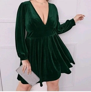 Vestido SHEIN CURVE 2XL Verde Terciopelo Manga Larga Imitación Envolvente Ajuste y Acampanado Navidad - Imagen 1 de 9