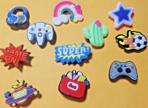 Schuh Charms 11er Set Quest #1 Thema Weltraum Videospiele Musik Regenbogen Mode - Bild 1 von 3