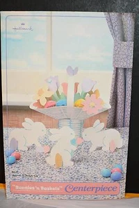De colección 1984 NUEVO Hallmark Pascua Centro pieza Conejitos y Cestas Mesa Decoración - Imagen 1 de 1