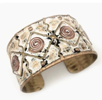 Brazalete de pátina de latón Anju en diamante blanco con espirales ajustables Foto 1 de 4