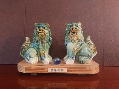 Par de Foo Dogs vintage de cerámica/porcelana esmaltada en detalles verde jade y ocre Foto 1 de 4