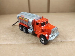 Camion cisterna ferrovia Peterbilt vintage Hot Wheels 1979 con tubi rosso argento T8 - Foto 1 di 7