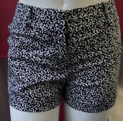 ANN TAYLOR  BLACK & WHITE FLORAL SIGNATURE FIT DRESS SHORTS SIZE: 2P NWT $55 - Image 1 of 3