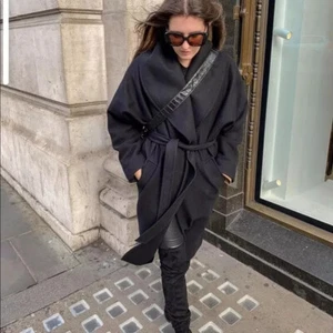 RARO ABRIGO LARGO DE LANA ENVOLVENTE NEGRO ZARA CON CINTURÓN TALLA PEQUEÑA S NUEVO - Imagen 1 de 14