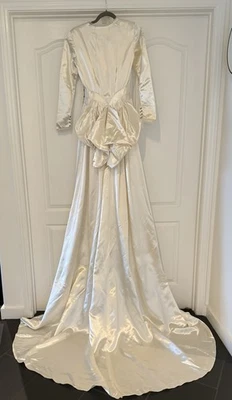 VNTG 1940’s City Paris Cathedral Train Bustle Back Satin wedding dress small - Image 1 of 4