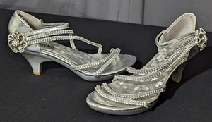 Delicacy Silver Dress Sandals Low Heel Asymmetrical Strap Vintage Flower Sz 6 AJ - Bild 1 von 9