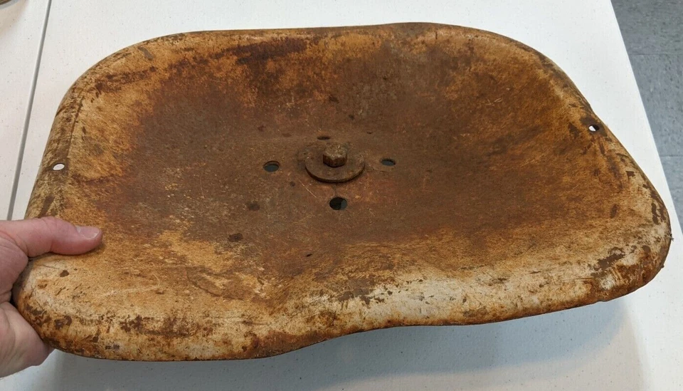 ¿Tractor de metal antiguo? Seat John Deere? Ford? Internacional? Decoración coleccionable Foto 1 de 4