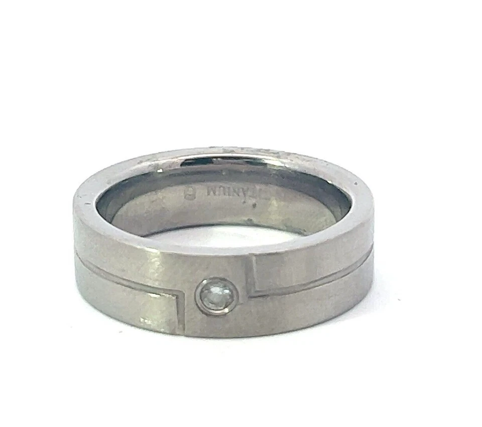 Anillo de banda de titanio de 0,08 quilates con detalles de diamantes de 7 mm para hombre Foto 1 de 4